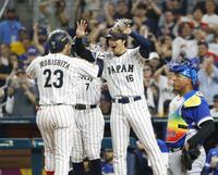 　３回、３ランを放った森下（23）を迎える三走の大谷ら（共同）