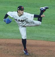５回から２番手で登板する隅田＝マイアミ