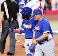 　５回、不満を爆発させるアクーニャをなだめるロペス監督（撮影・伊藤笙子）