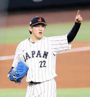 ５回、アクーニャのハーフスイングを確認する隅田（撮影・伊藤笙子）