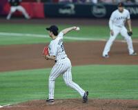 ７回、けん制を悪送球する種市。走者の生還を許し追加点を与える＝マイアミ