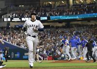 　９回、遊飛に倒れて引き揚げる最後の打者となった大谷。日本代表は逆転負けを喫し、２大会連続の優勝はならなかった（共同）