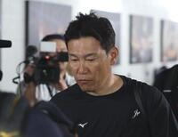 ベネズエラに敗れ、宿舎に戻る井端監督