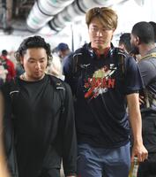 ベネズエラに敗れ、球場を後にする伊藤（左）と高橋宏