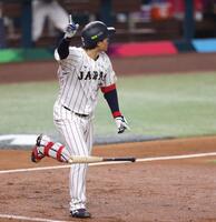 ３回、左越え３ランを放ち、右手を突き上げる森下（撮影・伊藤笙子）