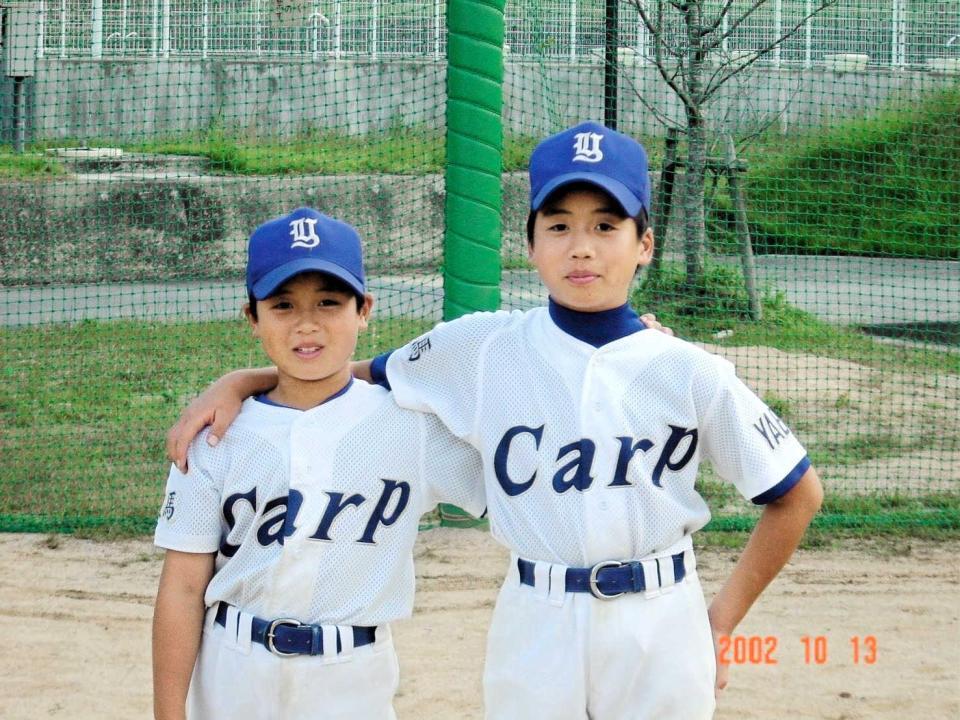バッテリーを組んでいた小学生時代の誠志郎（左）と剣志郎さん（家族提供）