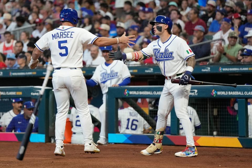 初回、得点してタッチをかわすマーシー（５）とカグリオン（写真提供・ＡＰ／アフロ）