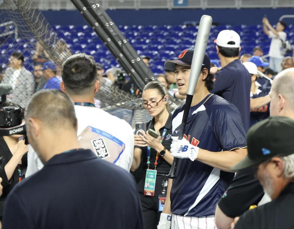 ラーズ・ヌードバー（左）と会話を交わすドジャース・大谷翔平＝米国・ローンデポパーク（撮影・伊藤笙子）