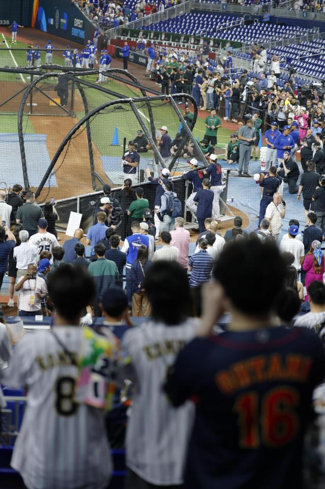 　大谷の打撃練習を見つめるファン＝マイアミ（共同）