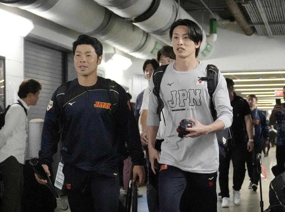 　ベネズエラ戦で球場入りする近藤（左）と周東＝マイアミ（共同）