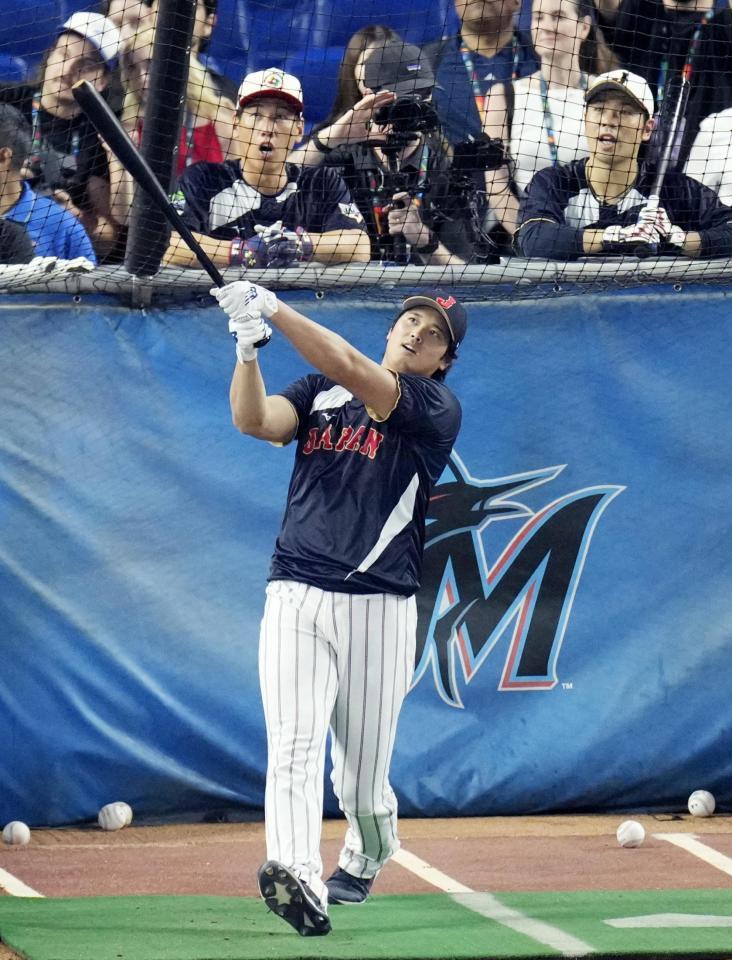 　打撃練習する大谷＝マイアミ（共同）