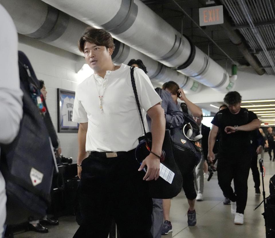 　ベネズエラ戦で球場入りする村上（手前）ら＝マイアミ（共同）