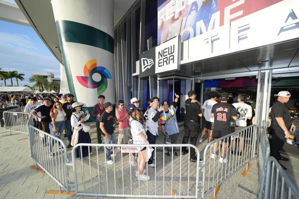 　ベネズエラ戦でショップに並ぶファン（共同）