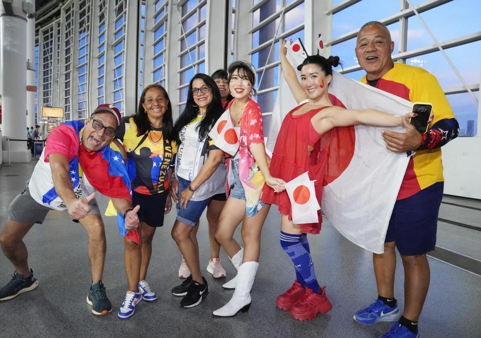 　日本－ベネズエラ戦を前に盛り上がるファン＝マイアミ（共同）