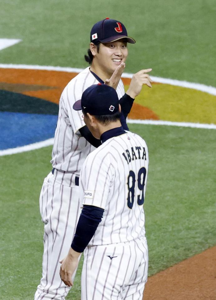 　ベネズエラ戦の選手紹介で、井端監督（手前）とタッチを交わす大谷（共同）