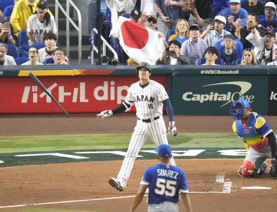 　１回、大谷が右中間に先頭打者本塁打を放つ。投手Ｒ・スアレス（共同）