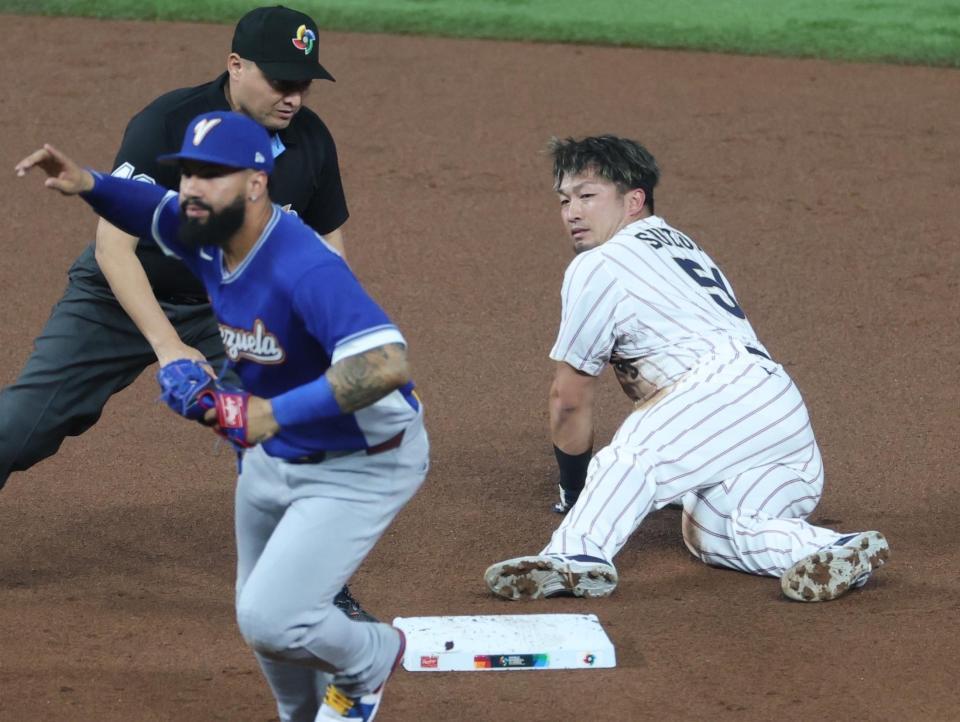 １回、二盗に失敗する鈴木（右）＝マイアミ