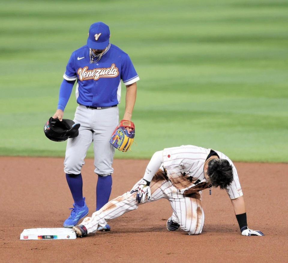 　１回、二盗の際に足を痛めた鈴木（撮影・伊藤笙子）