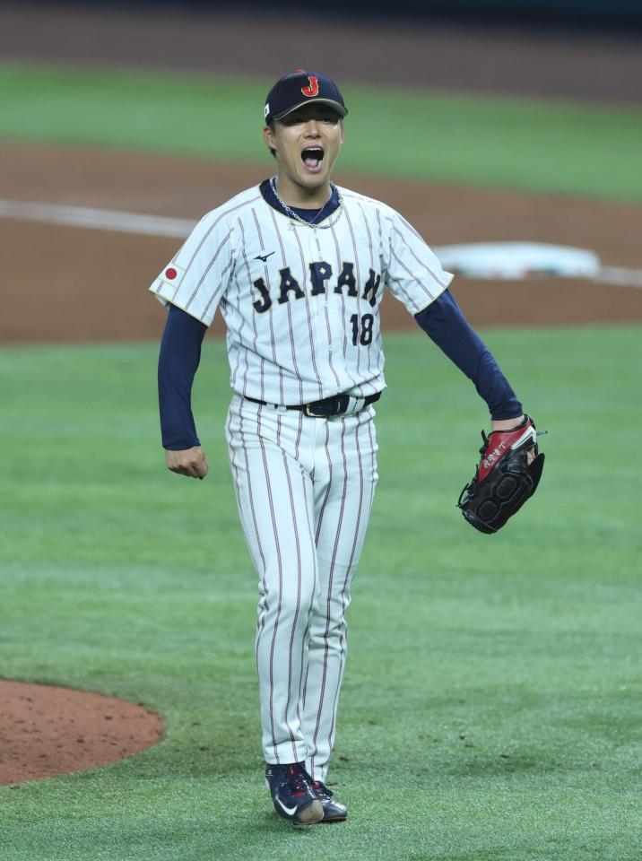 ４回を終え、雄たけびを上げながらベンチに戻る先発の山本