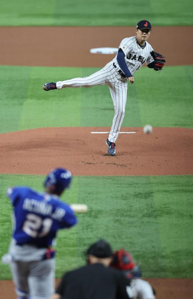 １回表、アクーニャに先頭打者本塁打を打たれる山本＝マイアミ