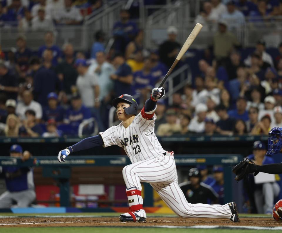 　３回、森下が左越えに３ランを放つ（共同）