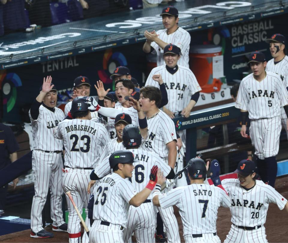 ３回、勝ち越し３ランを放った森下（２３）を迎える井端監督（左端）ら日本ナイン＝マイアミ