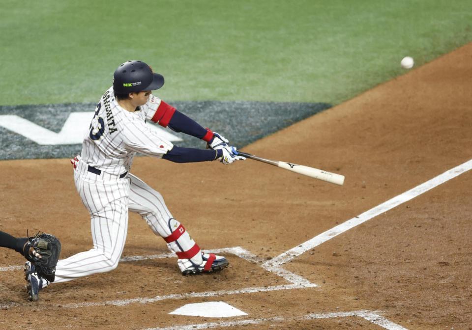 　３回、森下が左越えに３ランを放つ（共同）