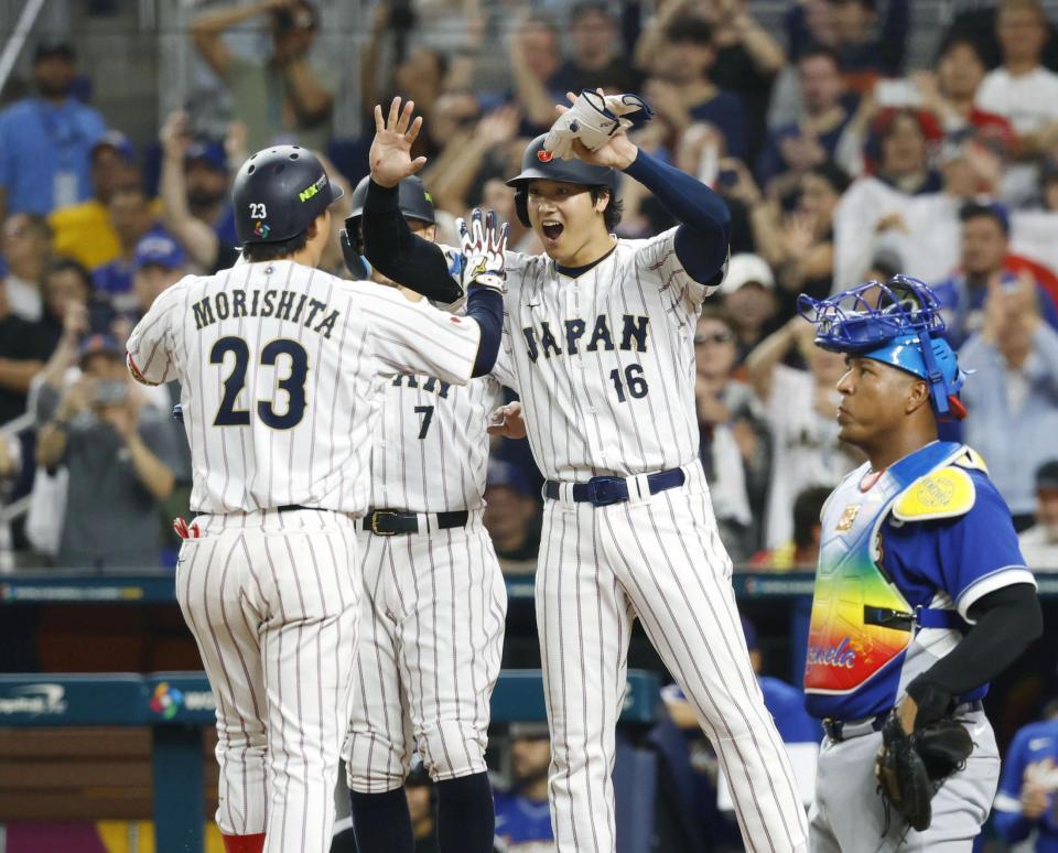 　３回、３ランを放った森下（23）を迎える三走の大谷ら（共同）