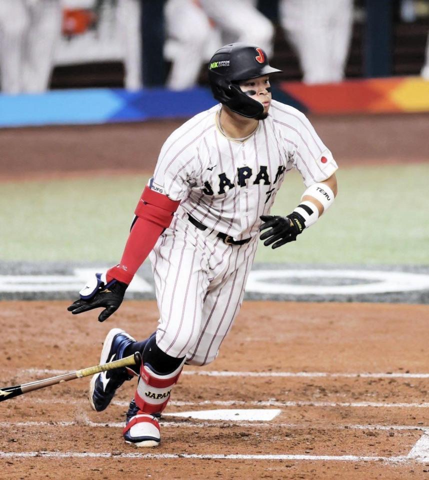 三回、同点打を放つ佐藤輝（撮影・伊藤笙子）