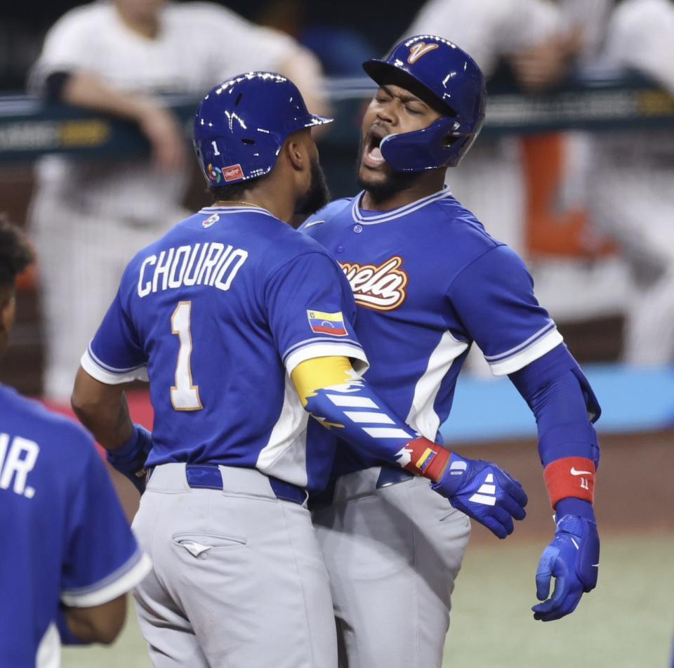 　２ランを放ち喜ぶガルシア（撮影・伊藤笙子）