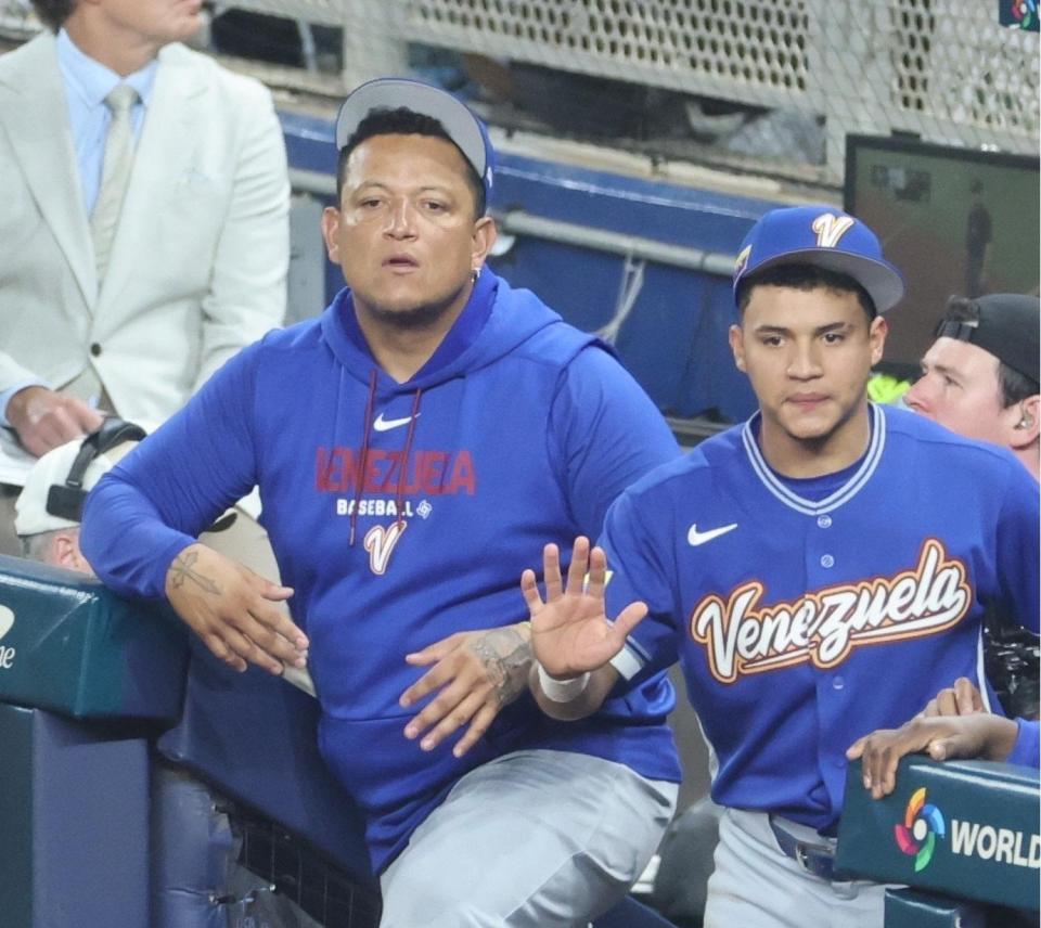 ベンチのカブレラコーチ（左）＝マイアミ