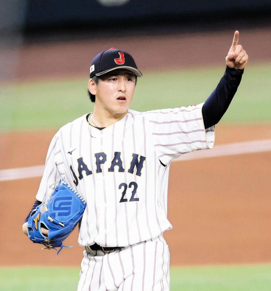 ５回、アクーニャのハーフスイングを確認する隅田（撮影・伊藤笙子）