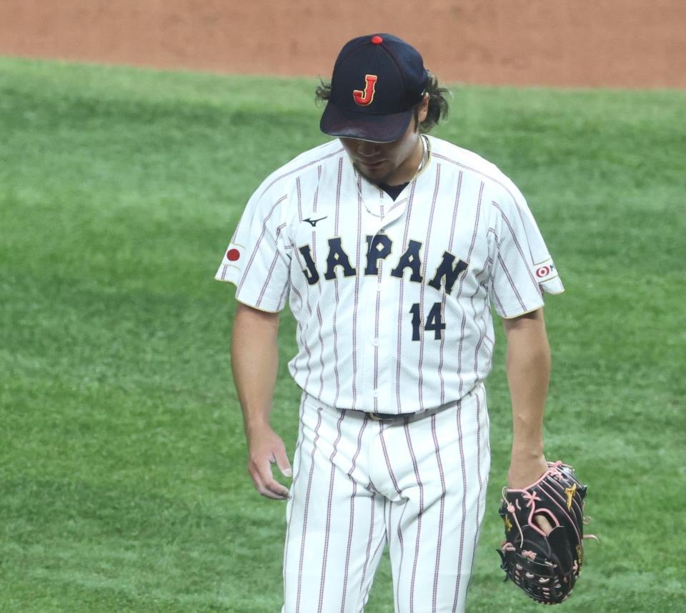 ５回を終え、厳しい表情でベンチに戻る伊藤＝マイアミ