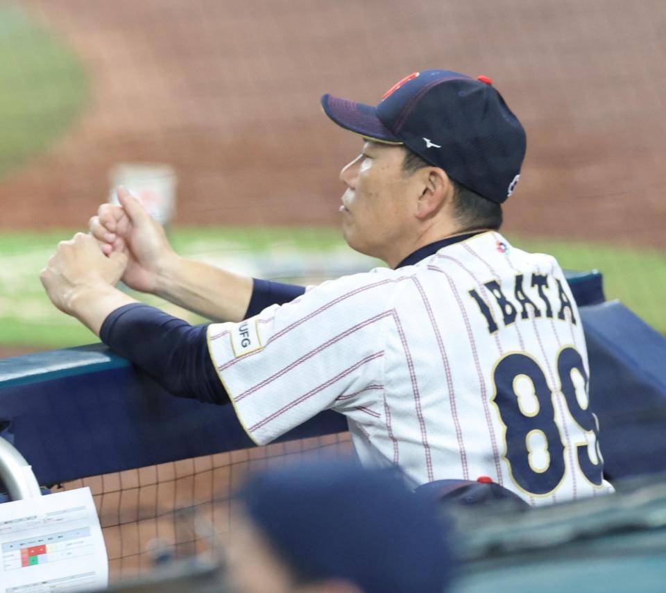 ７回、追加点を奪われベンチで厳しい表情の井端監督