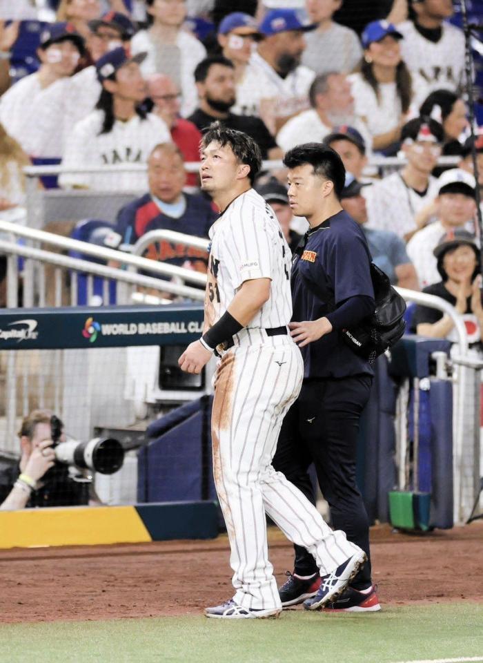 走塁中に足を痛め、ベンチへ下がる鈴木（撮影・伊藤笙子）