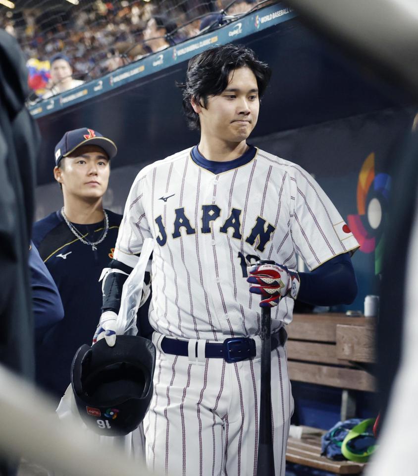 　ベネズエラに敗れ引き揚げる大谷。左は山本＝マイアミ（共同）