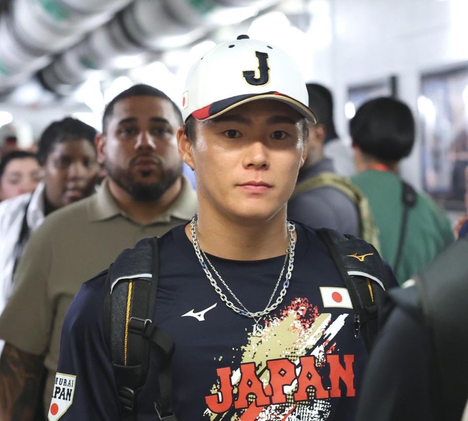 準々決勝で敗退し、球場を後にする山本