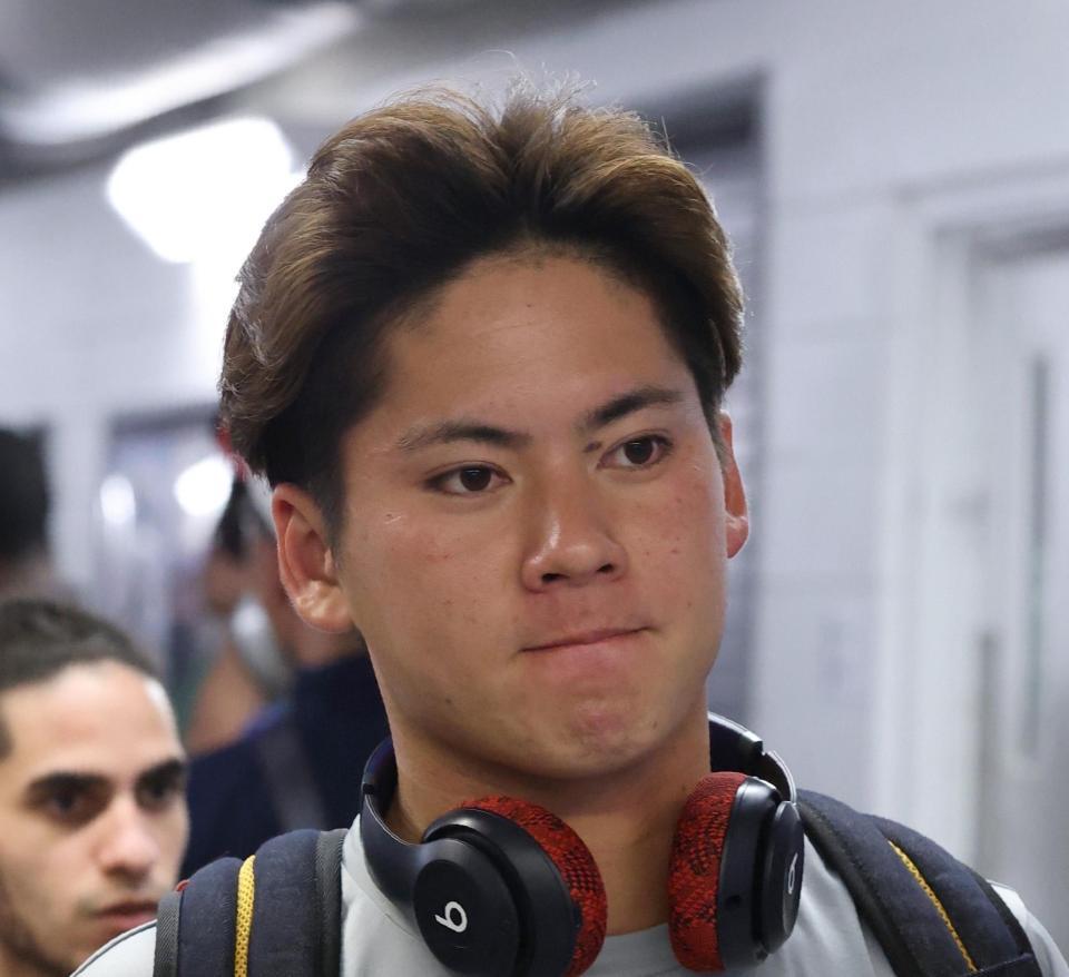 厳しい表情で球場を後にする金丸