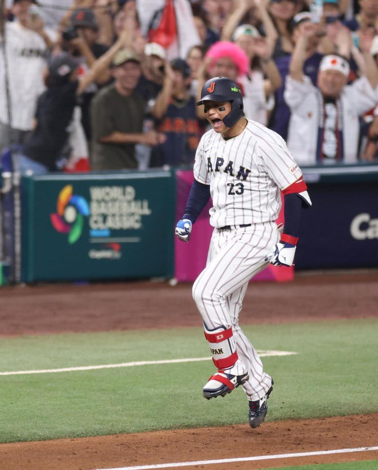 ３回左越え３ランを放ち、ほえながらダイヤモンドを一周する森下（撮影・伊藤笙子）