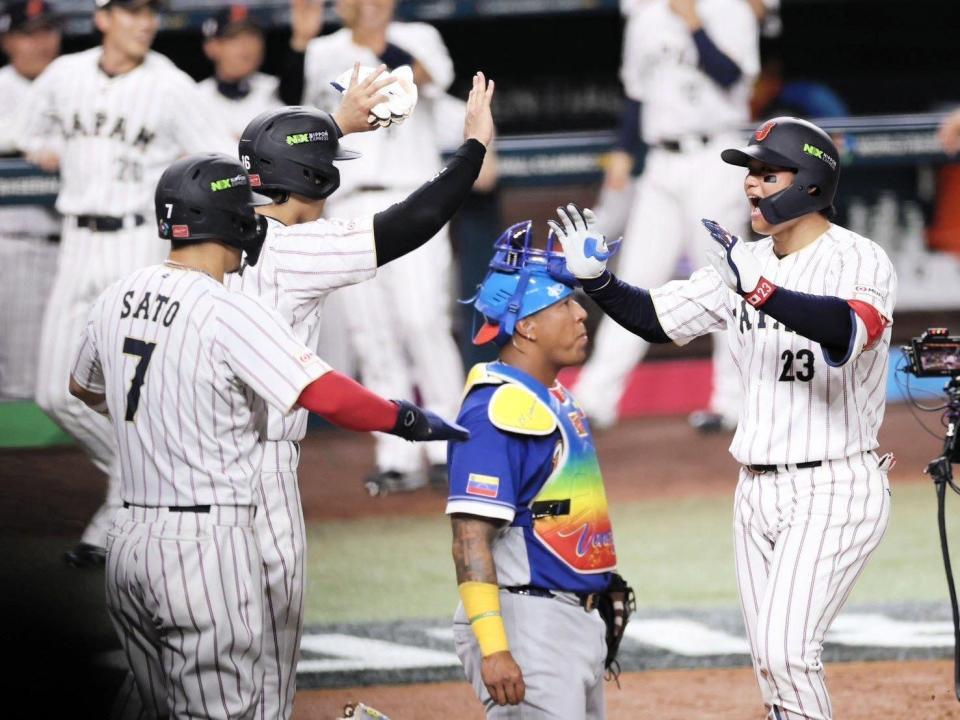 ３ランを放ち、大谷、佐藤輝とハイタッチする森下（右）＝撮影・伊藤笙子