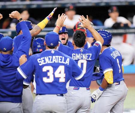 ６回、逆転を喜ぶベネズエラ（撮影・伊藤笙子）