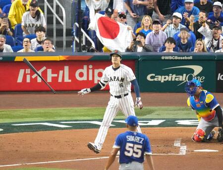 １回、大谷が右中間に先頭打者本塁打を放つ。投手Ｒ・スアレス（共同）