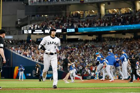 遊飛に倒れて最後の打者となった大谷（共同）