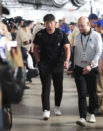 足を引きずりながら歩く鈴木