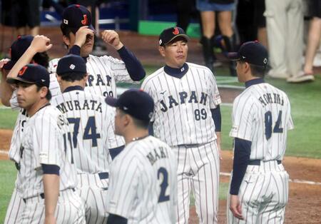 ベネズエラに敗れ、整列する井端監督（右から２人目）ら