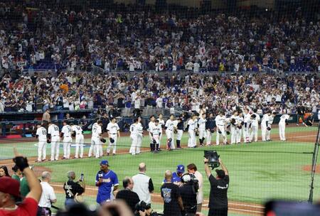 　ベネズエラに逆転負けを喫し、試合後一礼する侍ジャパンナイン（撮影・伊藤笙子）