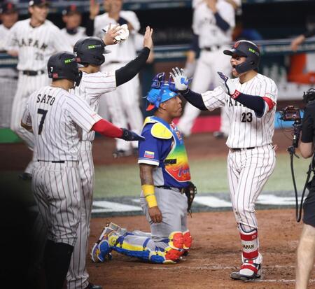 ３回、左越え３ランを放ち、佐藤輝（左）、大谷（中央）に迎えられる森下（撮影・伊藤笙子）