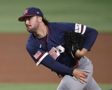 力投する先発の米国・スキーンズ（撮影・伊藤笙子）