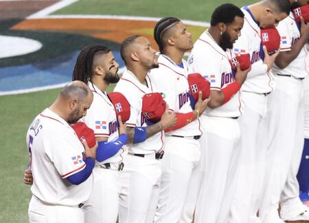 国歌を斉唱するドミニカナイン（撮影・伊藤笙子）