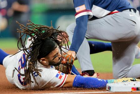 ３回、タティスＪｒ．が三塁を狙うもアウトになる（写真提供・ロイター／アフロ）